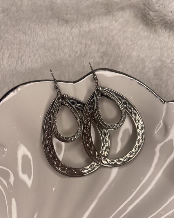 Drop-shaped danglers