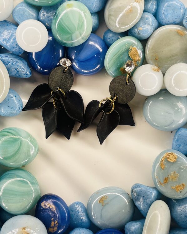 Crystal black teardrops